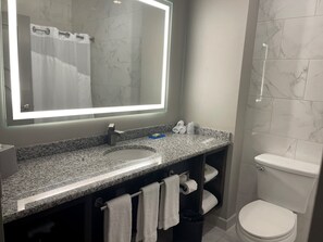 Een bad/douchecombinatie, gratis toiletartikelen, een haardroger