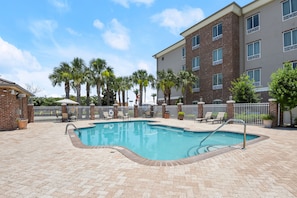 Outdoor pool - Holiday Inn Express & Suites Gonzales by IHG (Gonzales)