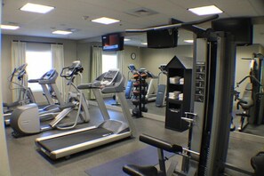 A gym with treadmills, elliptical machines, and weight equipment. - Holiday Inn Express & Suites Gonzales by IHG (Gonzales)