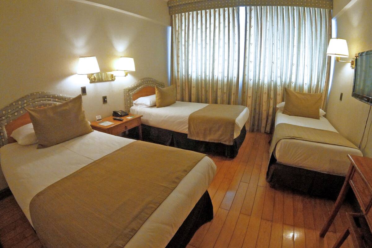 Kamar Triple Eksekutif | Minibar, brankas, meja kerja, dan ruang kerja ramah laptop
