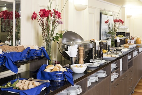 Daily buffet breakfast (CLP 13000 per person)