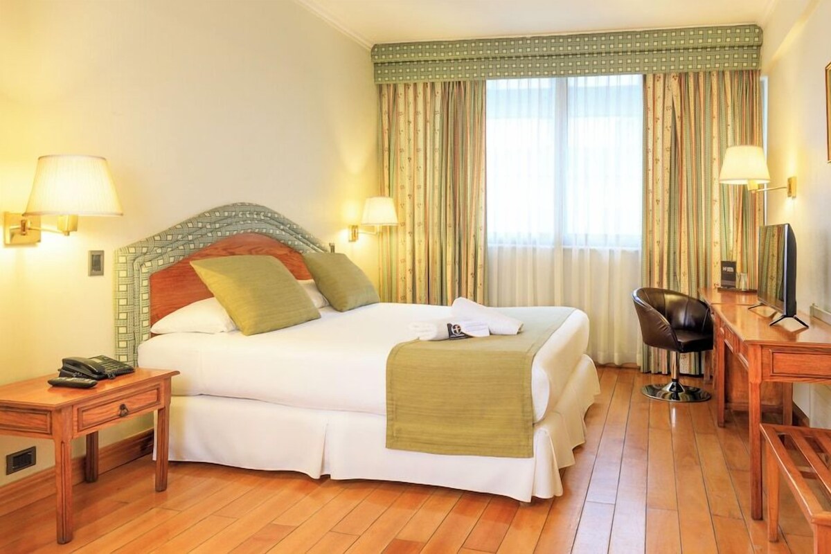 Minibar, két bảo mật tại phòng, bàn 