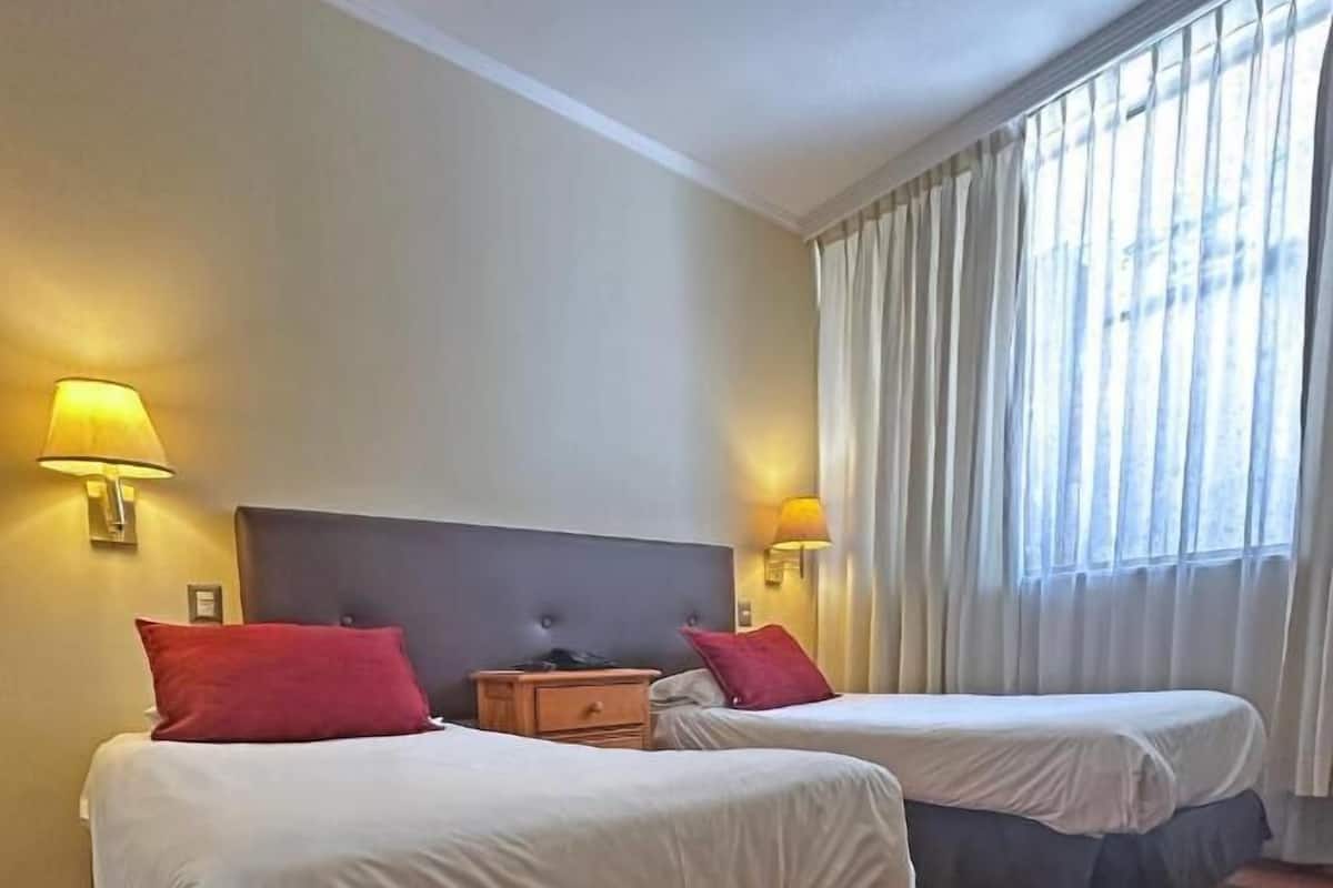Kamar Double Standar | Minibar, brankas, meja kerja, dan ruang kerja ramah laptop