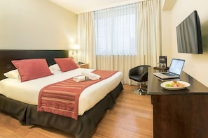 Minibar, coffres-forts dans les chambres, bureau