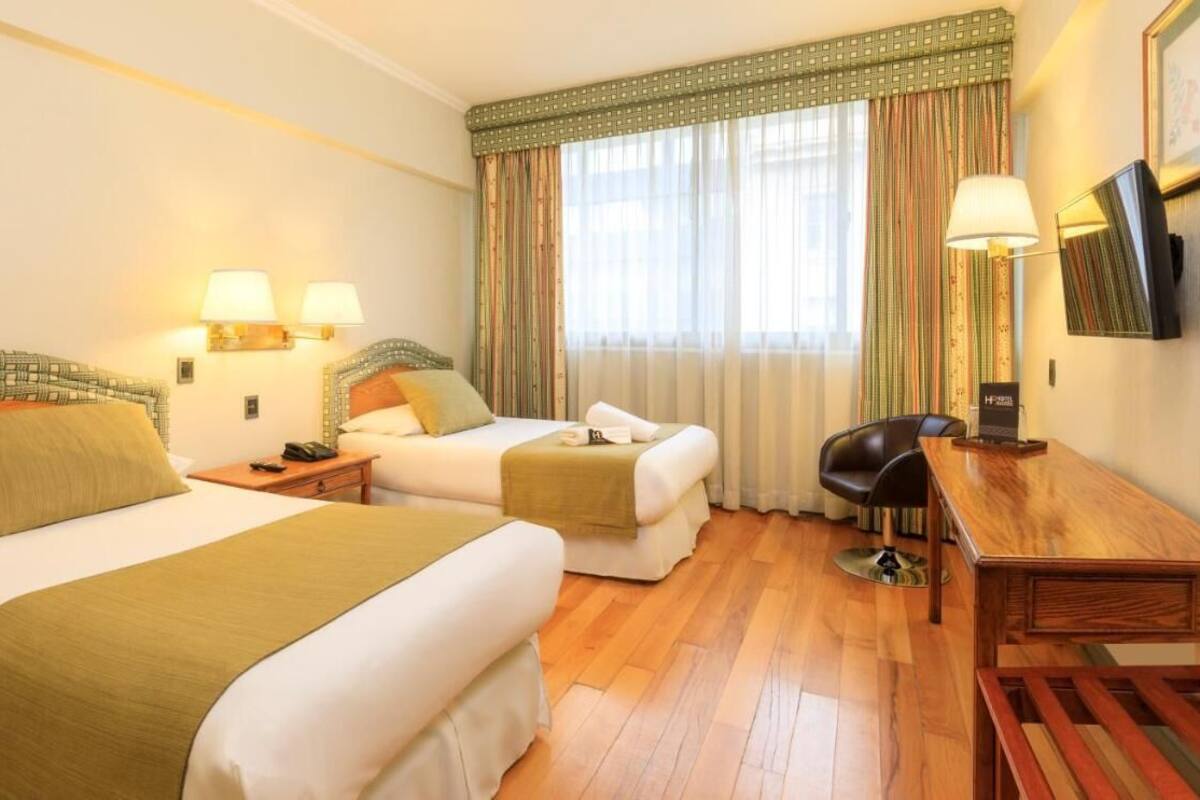 Kamar Twin Eksekutif | Minibar, brankas, meja kerja, dan ruang kerja ramah laptop