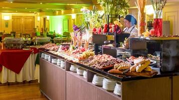 Daily buffet breakfast (CLP 13000 per person)