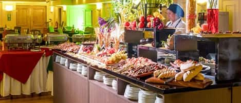 Desayuno buffet diario (CLP 13000 por persona)