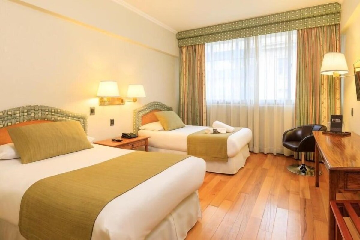 Minibar, két bảo mật tại phòng, bàn 