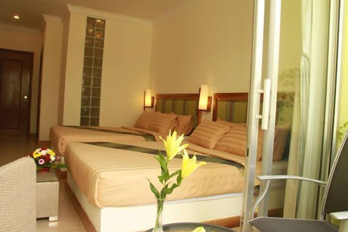 Camas com colchões pillow-top, frigobar, cofres nos quartos
