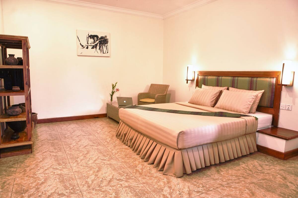 Camas com colchões pillow-top, frigobar, cofres nos quartos
