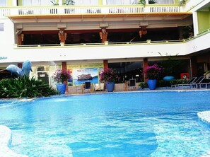 Outdoor pool - Cambodian Resort (Sihanoukville)
