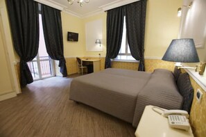 Minibar, in-room safe, individually furnished, desk - Hotel Giglio dell'Opera (Rome)