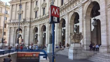Un edificio storico con architettura classica, caratterizzato da archi e statue.
