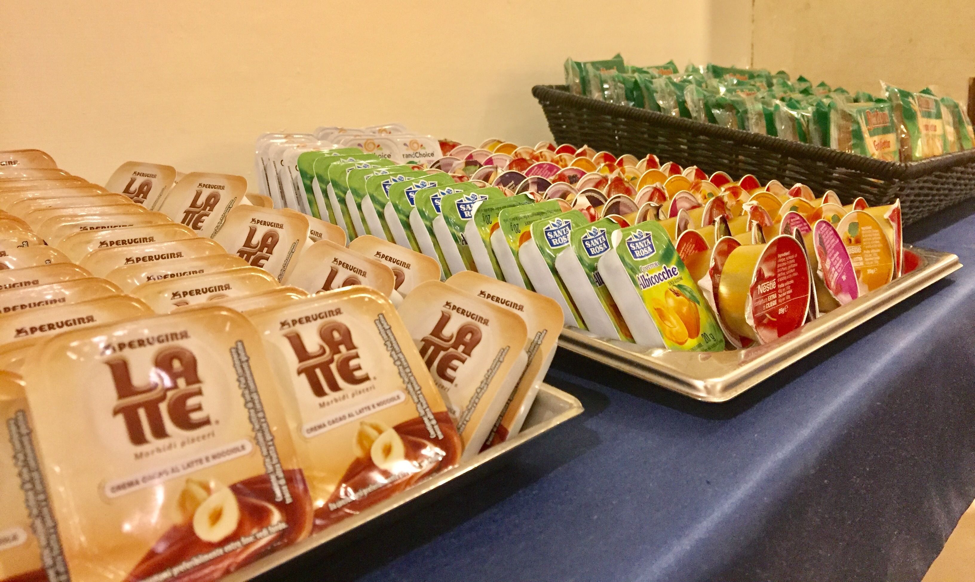 Petit déjeuner buffet (5 EUR par personne)