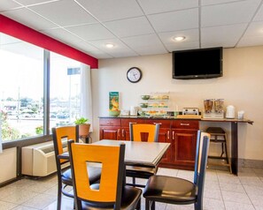 Free buffet breakfast 