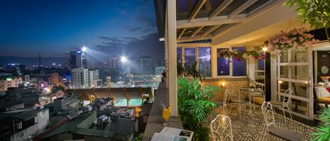 S'hi serveixen esmorzars, dinars i sopars