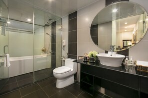 Suíte, 1 cama King, vista para a cidade | Banheiro | Secador de cabelo, chinelos, toalhas de banho 