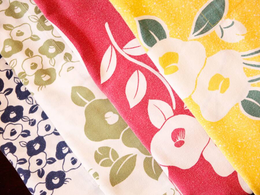 Tejido con estampado floral en colores rojo, blanco, verde y amarillo.