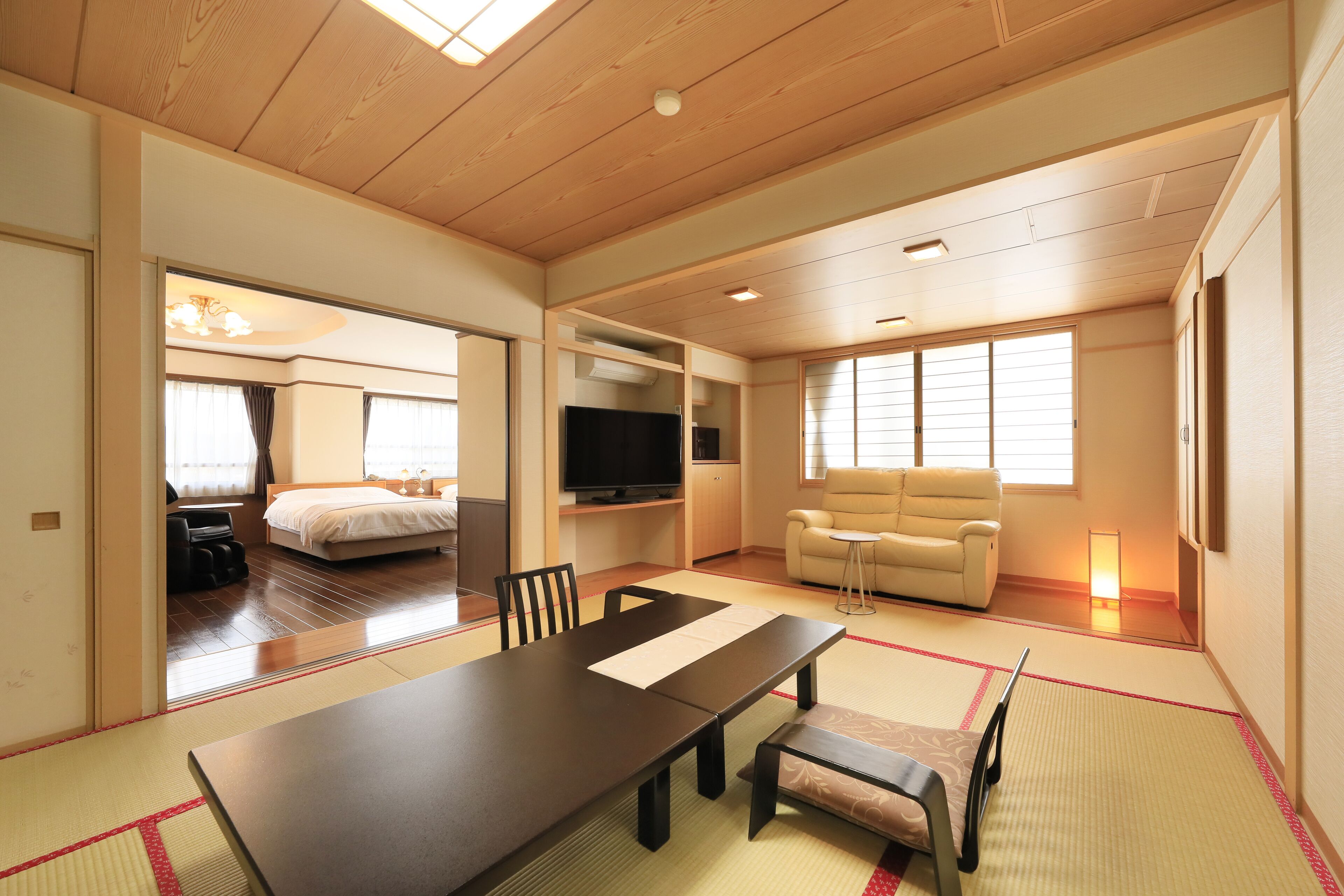 Suíte luxo, várias camas, para não fumantes, banheiro privativo | Cofres nos quartos, escrivaninha, cortinas blackout, Wi-Fi de cortesia