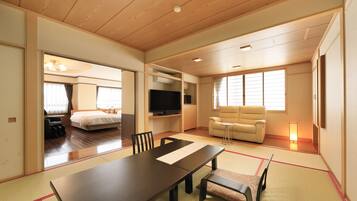 Suíte luxo, várias camas, para não fumantes, banheiro privativo | 1 quarto, cofres nos quartos, escrivaninha, cortinas blackout