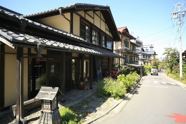 Un bâtiment traditionnel japonais, doté d’un toit recouvert de tuiles et de poutres en bois.