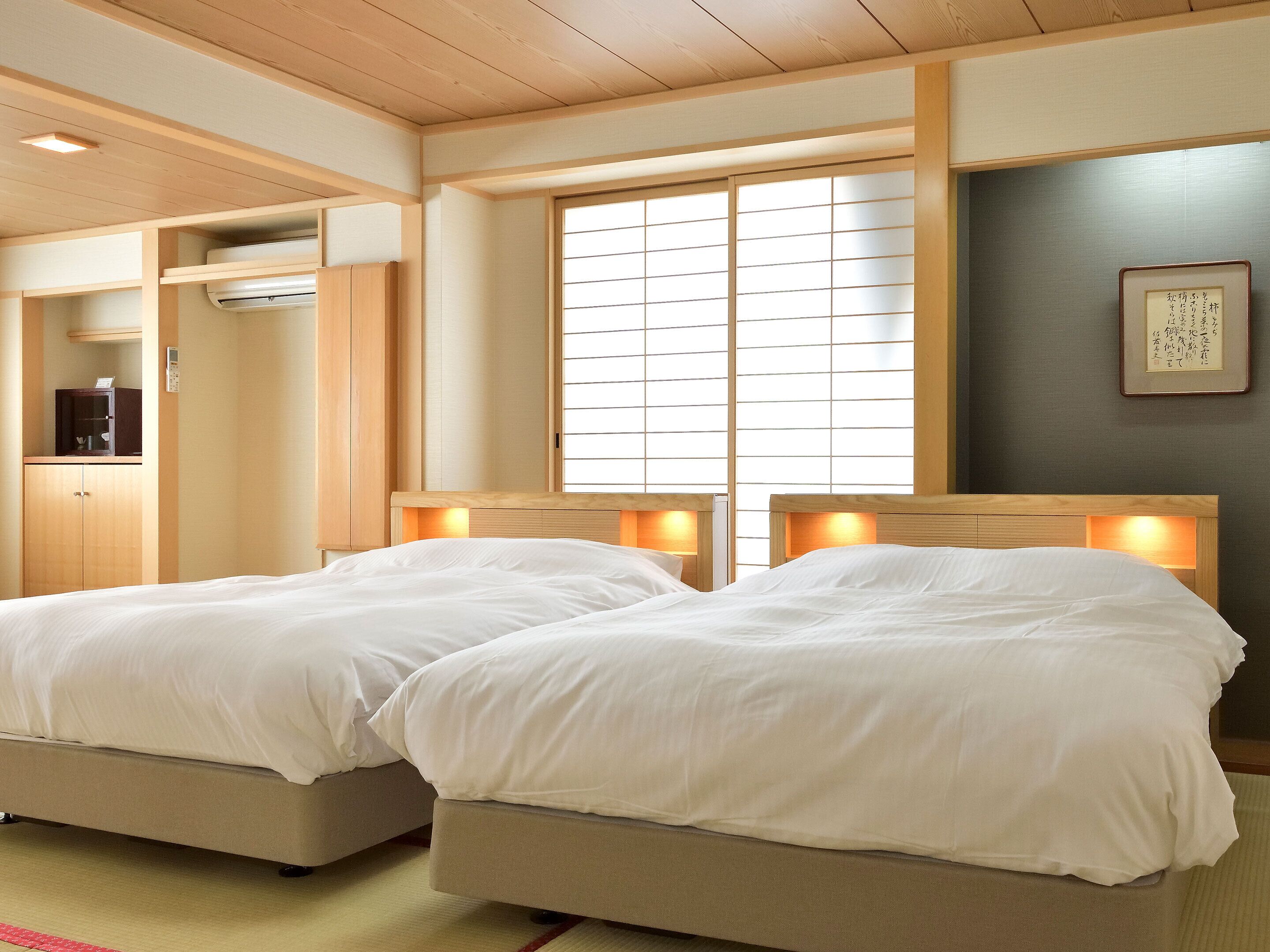 Habitación familiar, 1 habitación, para no fumadores, vista a la montaña | Caja de seguridad en la habitación, escritorio y cortinas blackout 