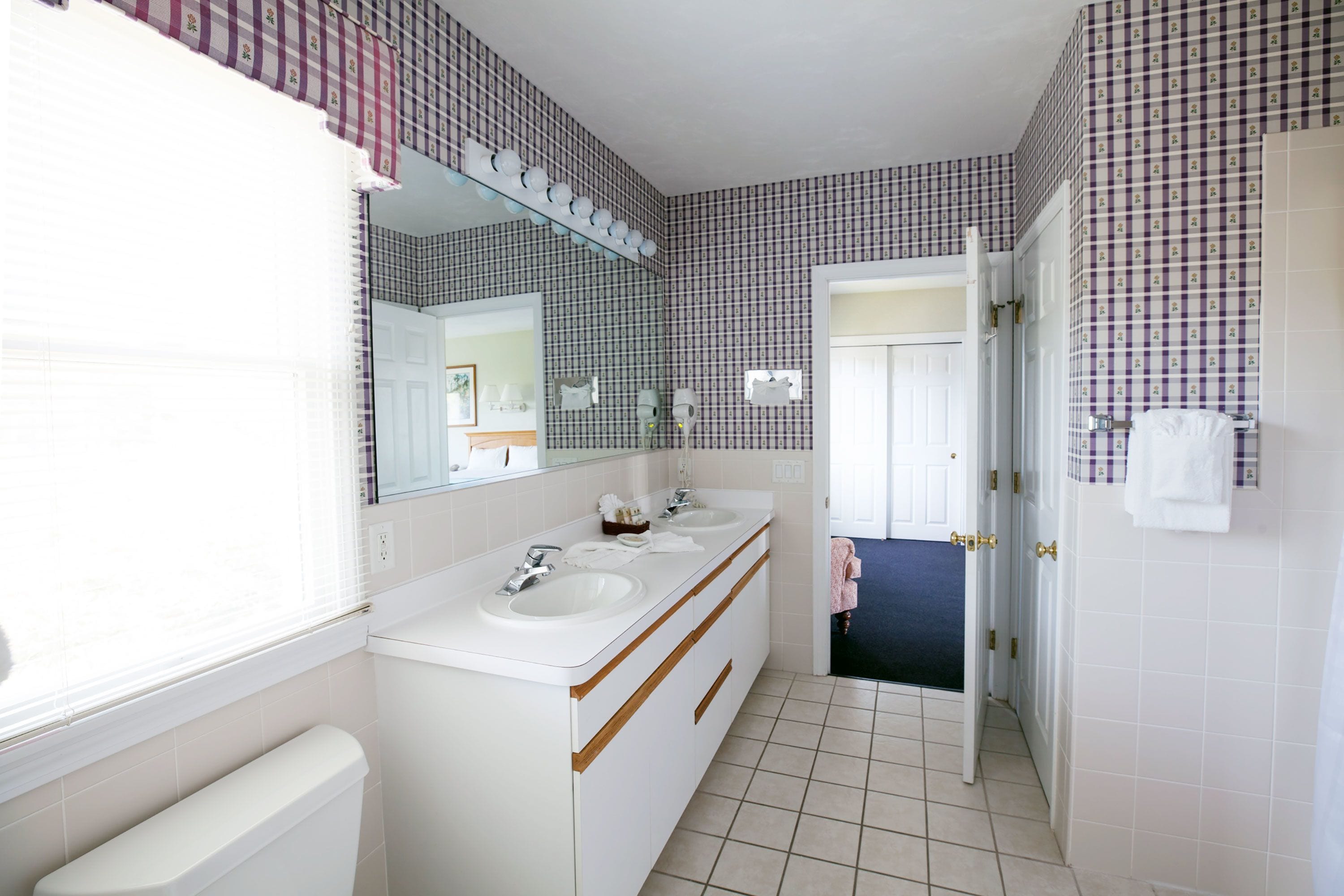 combined shower/bathtub, free toiletries, hair dryer, towels