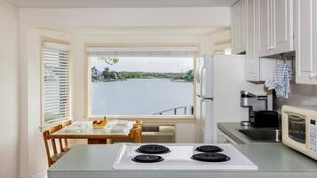 電子レンジ、コンロ、コーヒー / ティーメーカー、調理器具と食器