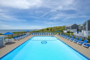 Piscina externa, funciona das 8h30 às 21h, guarda-sóis, espreguiçadeiras