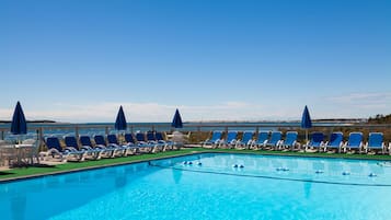Udendørs pool, åben fra kl. 08.30 til kl. 21.00, parasoller, liggestole