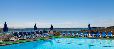 Piscine extérieure, parasols de plage, chaises longues