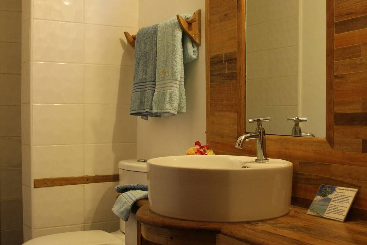 shower, free toiletries, towels