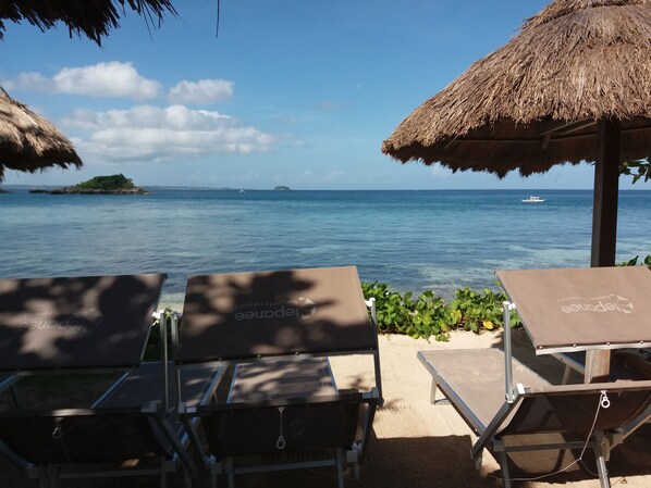 Private beach, white sand, sun-loungers, beach umbrellas - Tepanee Beach Resort (Daanbantayan)