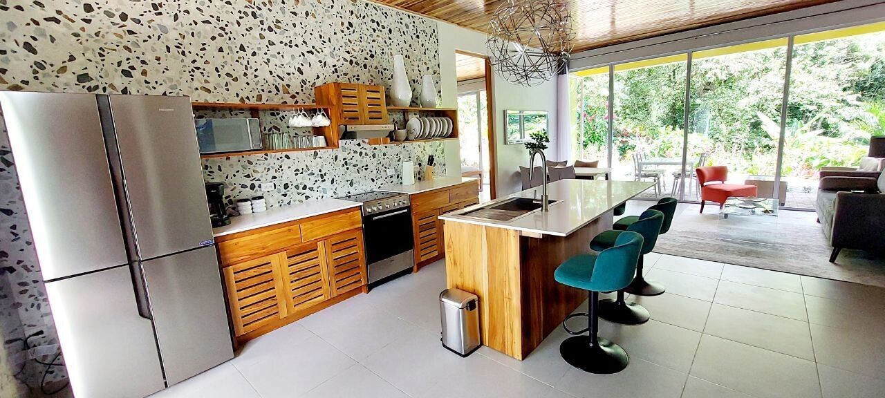 deluxe house | private kitchen | fridge, microwave, oven, dishwasher