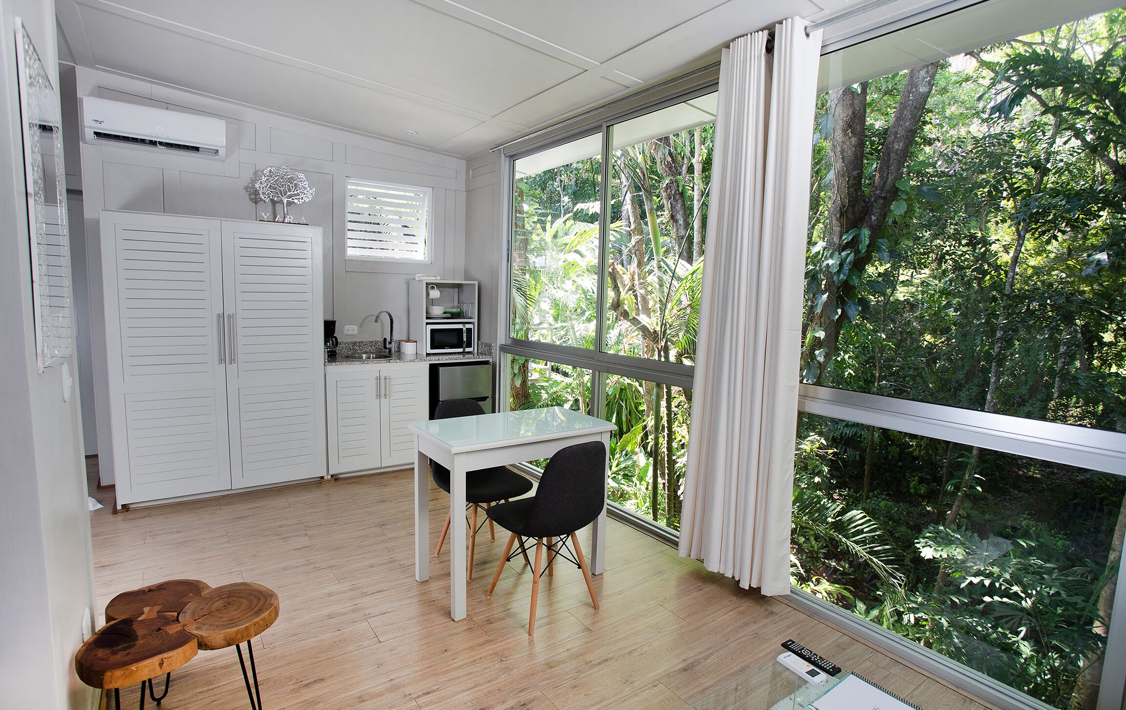 2 bedrooms, in-room safe, individually decorated, individually furnished