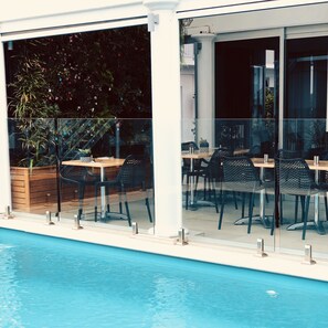 Piscine extérieure, chaises longues