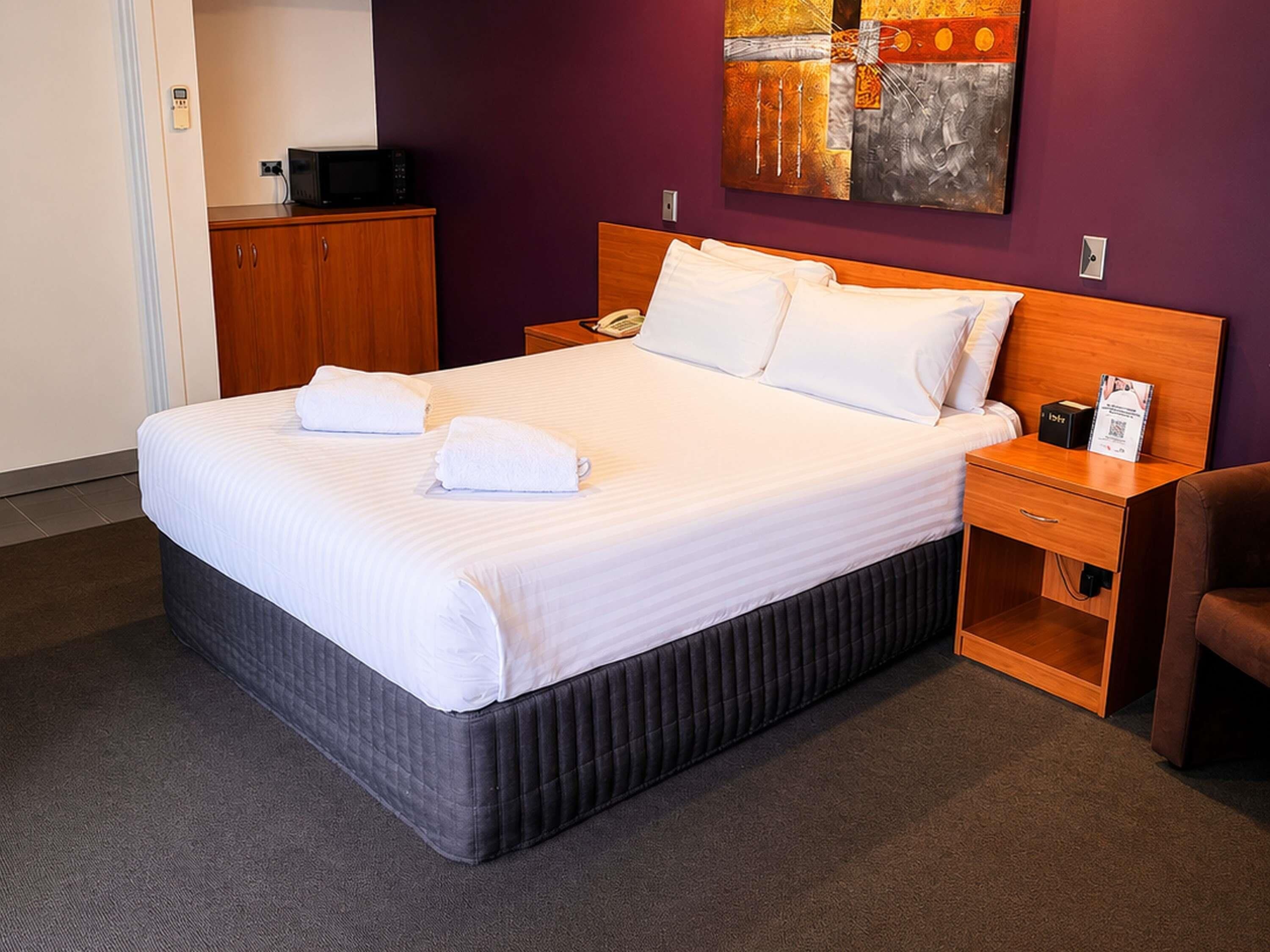 Minibar, decoración personalizada, muebles diferentes y escritorio 