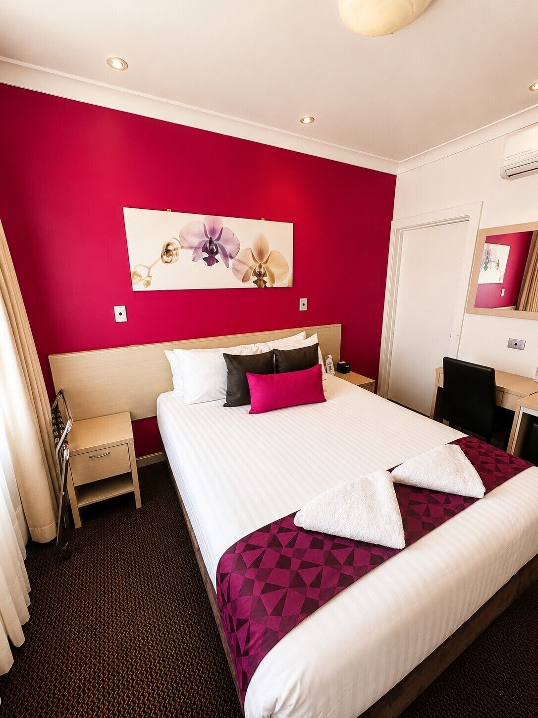 Standardzimmer, 1 Queen-Bett | Minibar, individuell dekoriert, individuell eingerichtet, Schreibtisch
