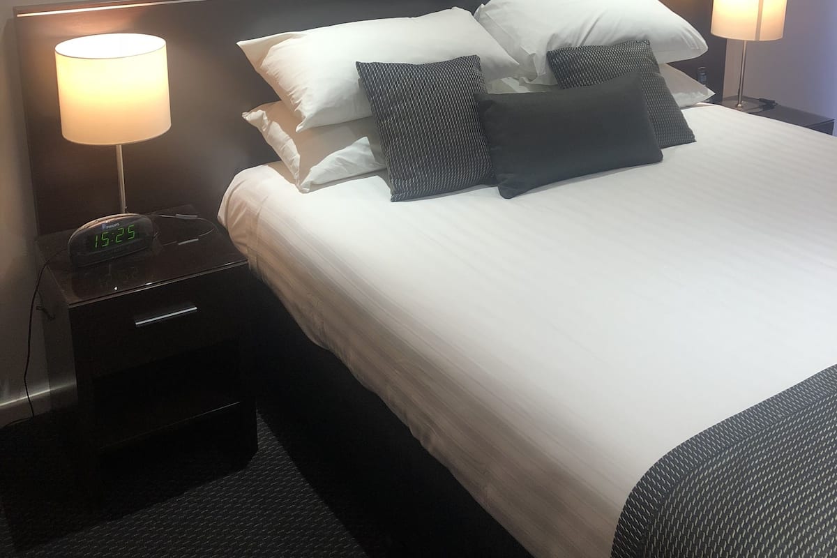 Minibar, decoración personalizada, muebles diferentes y escritorio