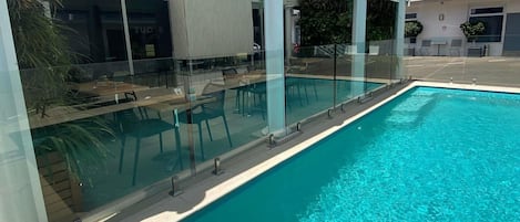 Piscine extérieure, chaises longues