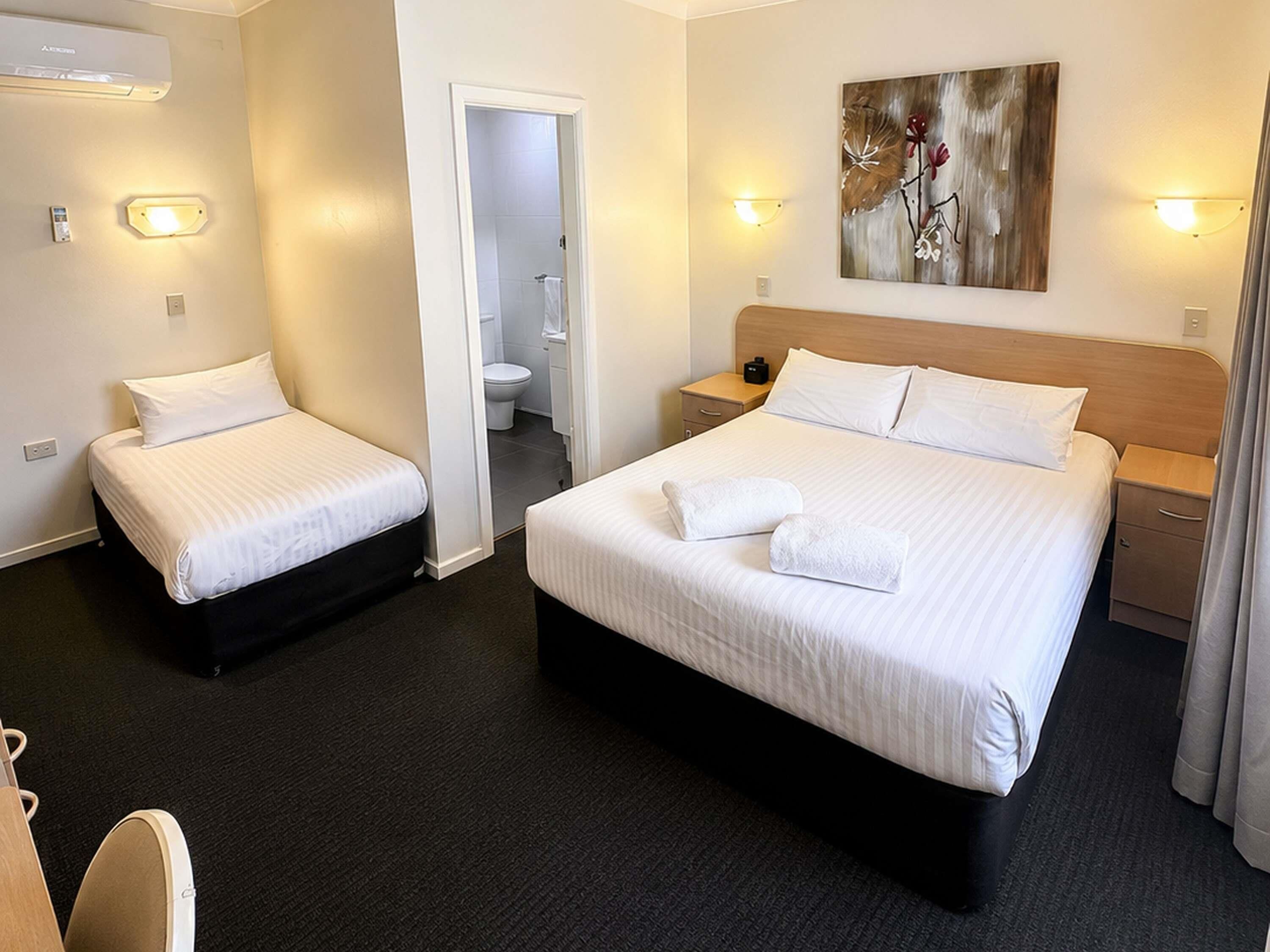 Standard Single Room, 2 Single Beds | Minibar, individually decorated, individually furnished, desk