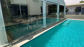 Piscine extérieure, chaises longues