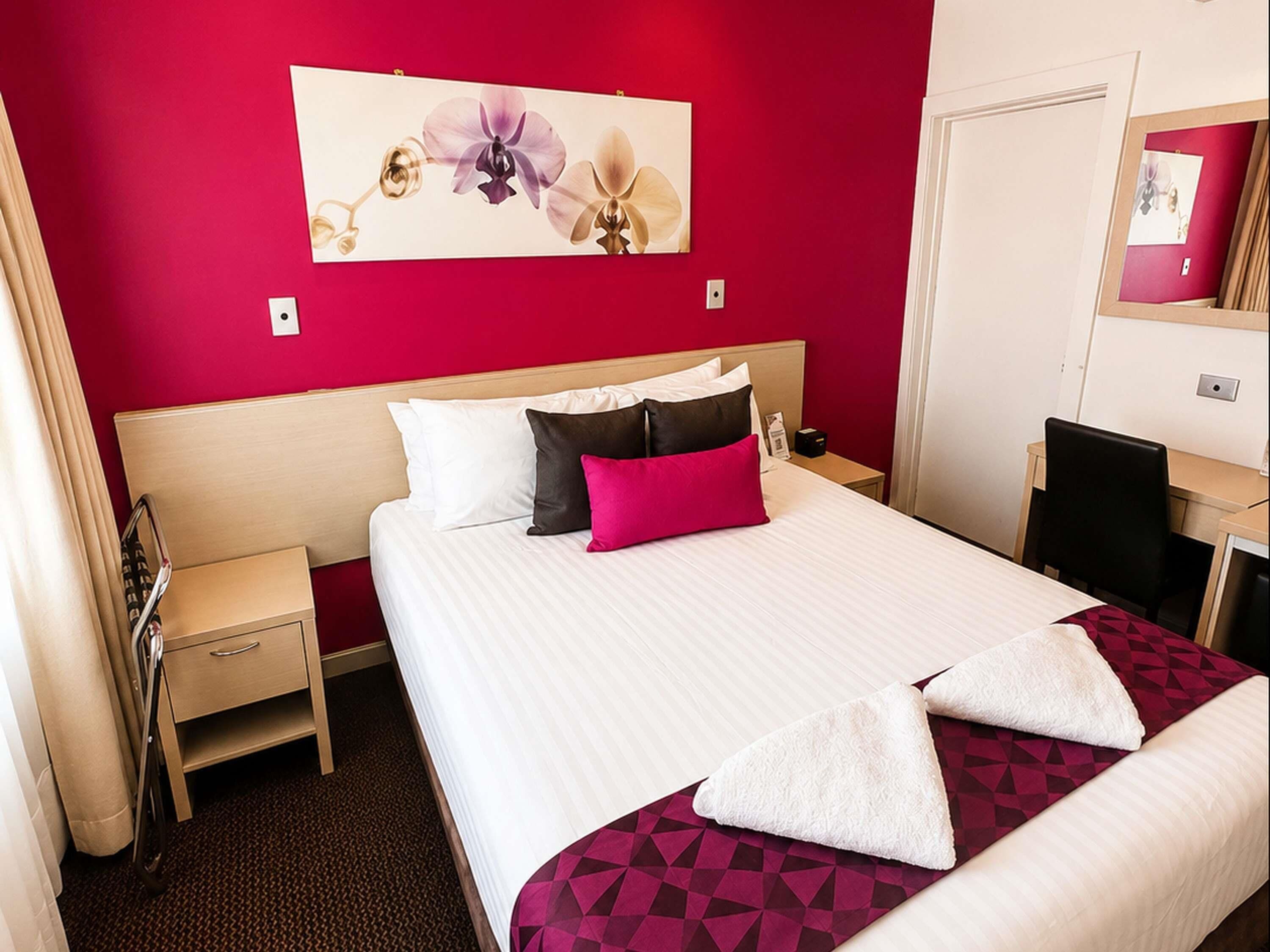 Standard Room, 1 Queen Bed | Minibar, individually decorated, individually furnished, desk