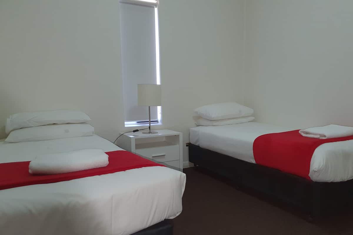 Standard Twin Room, 2 Twin Beds | Minibar, individually decorated, individually furnished, desk