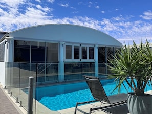 Piscine extérieure, chaises longues