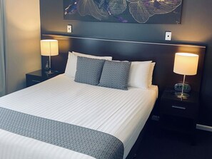 Quarto superior, 1 cama Queen | Frigobar, individualmente decorados, individualmente mobiliados
