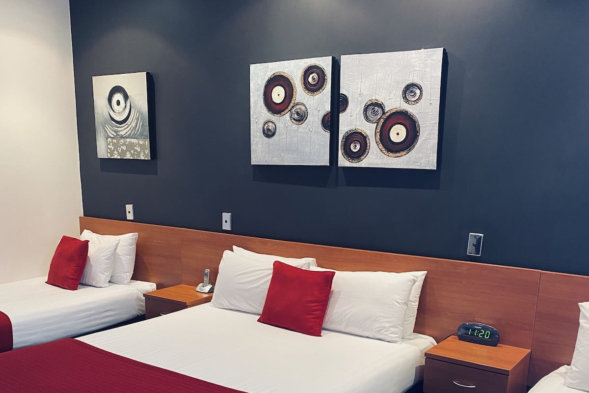 Minibar, decoración personalizada, muebles diferentes y escritorio