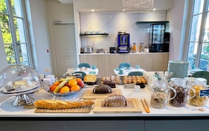 Desayuno buffet (EUR 14 por persona)