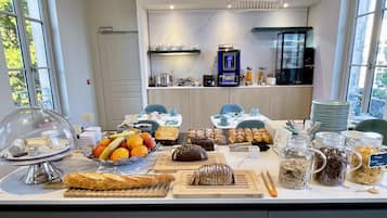 Bữa sáng buffet hàng ngày (14 EUR/mỗi người)