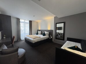 Family Room, 1 Queen Bed, Non Smoking (with Sofabed)